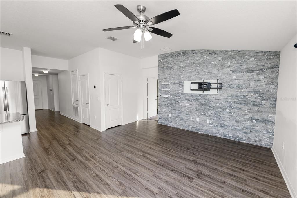 En Venta: $320,000 (4 camas, 2 baños, 1707 Pies cuadrados)