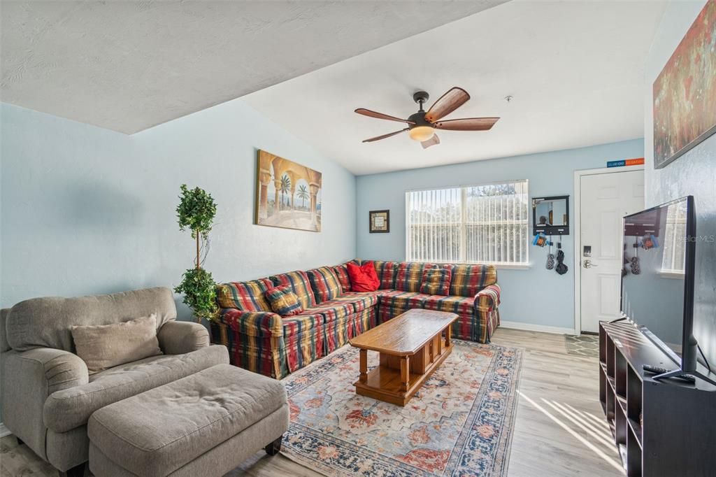 На продажу: $159,900 (3 спален, 2 ванн, 1093 Квадратных фут)