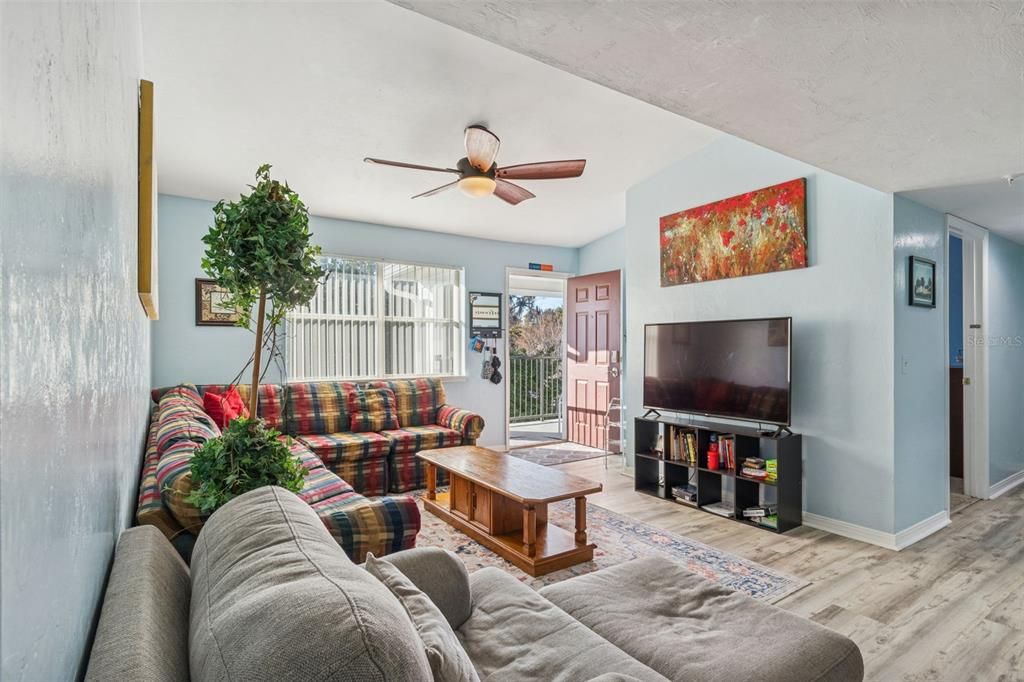 На продажу: $159,900 (3 спален, 2 ванн, 1093 Квадратных фут)