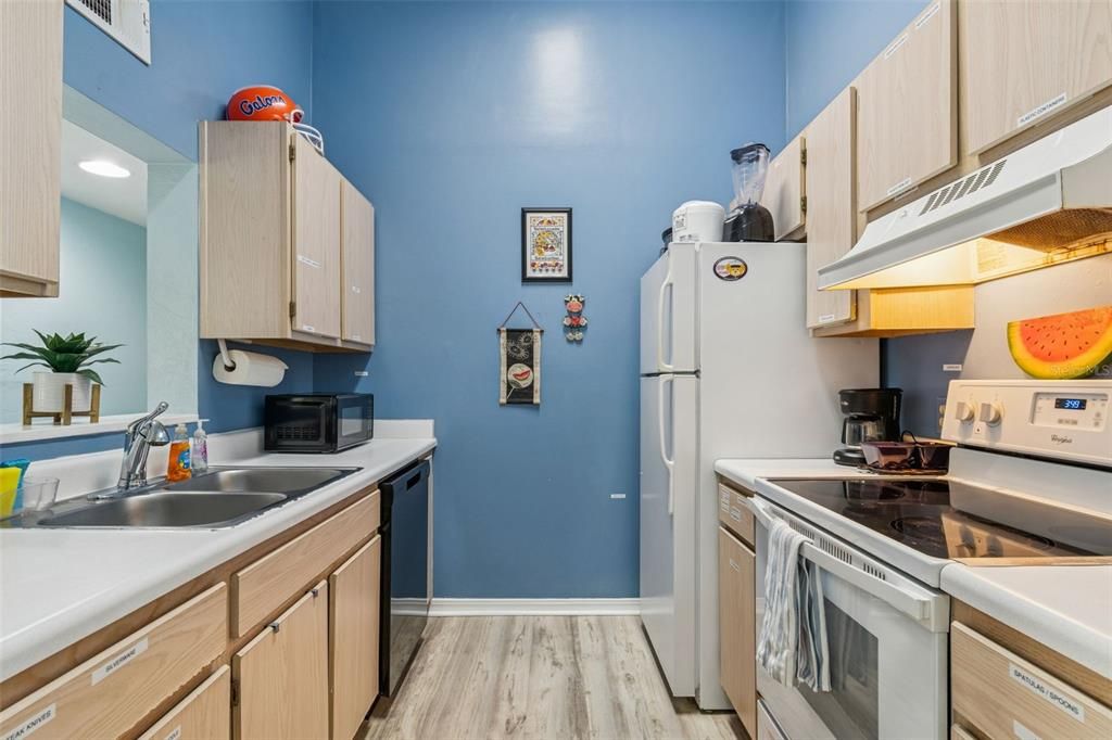 На продажу: $159,900 (3 спален, 2 ванн, 1093 Квадратных фут)