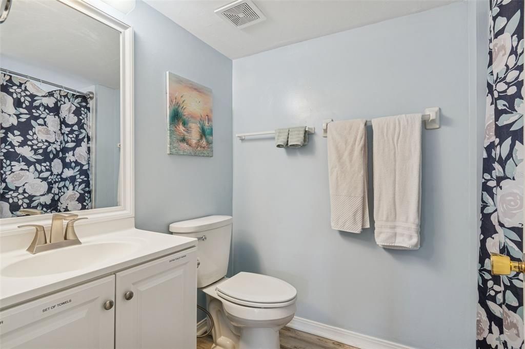 На продажу: $159,900 (3 спален, 2 ванн, 1093 Квадратных фут)