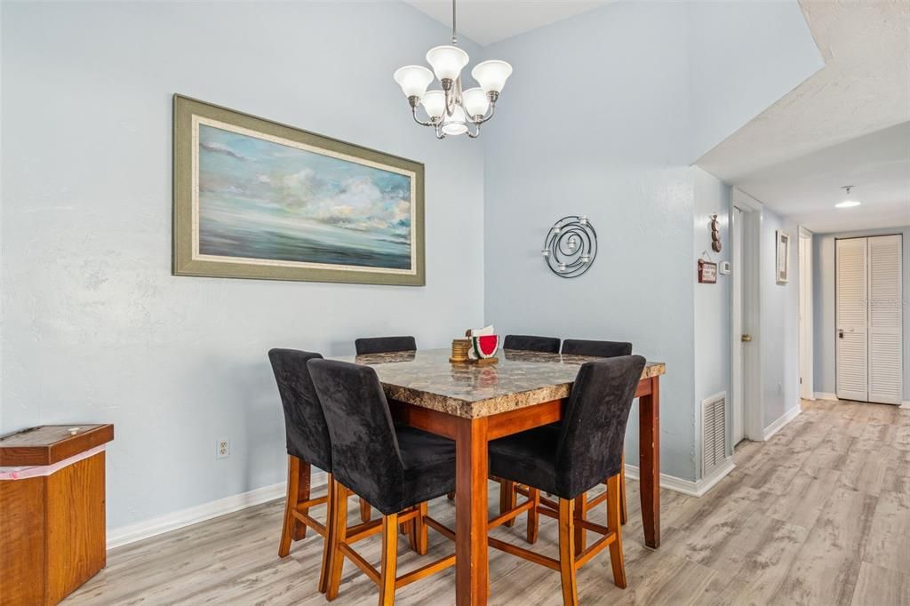 На продажу: $159,900 (3 спален, 2 ванн, 1093 Квадратных фут)