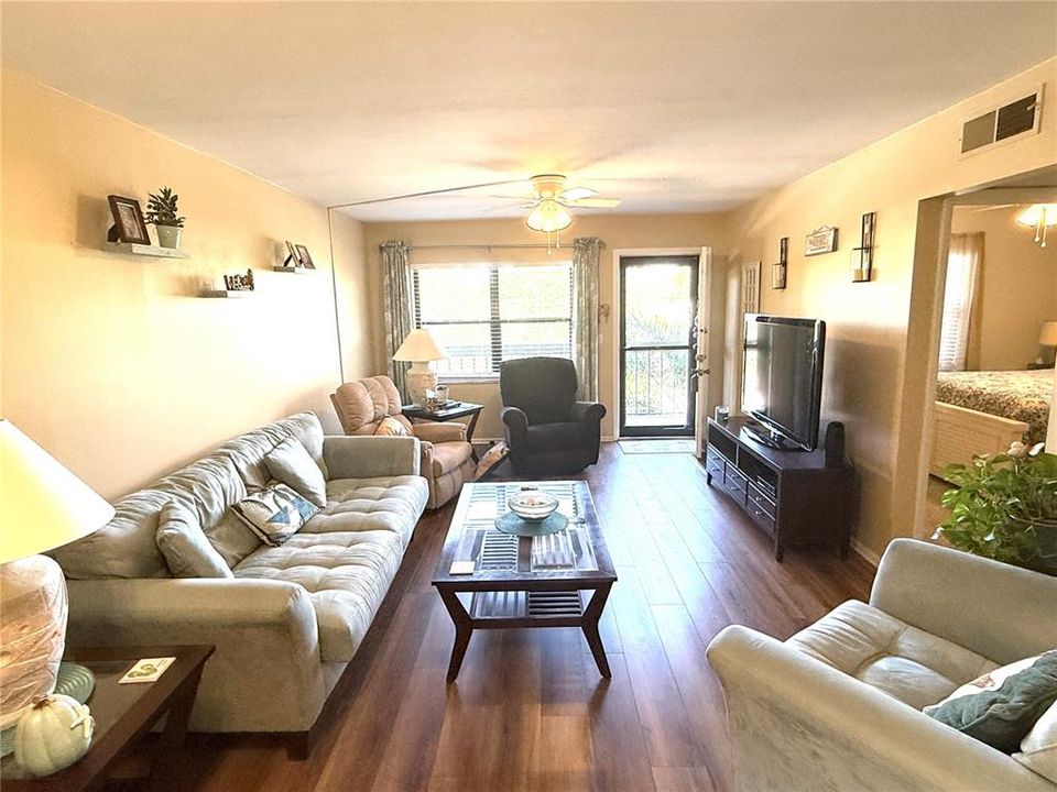 For Sale: $149,900 (2 beds, 2 baths, 1050 Square Feet)