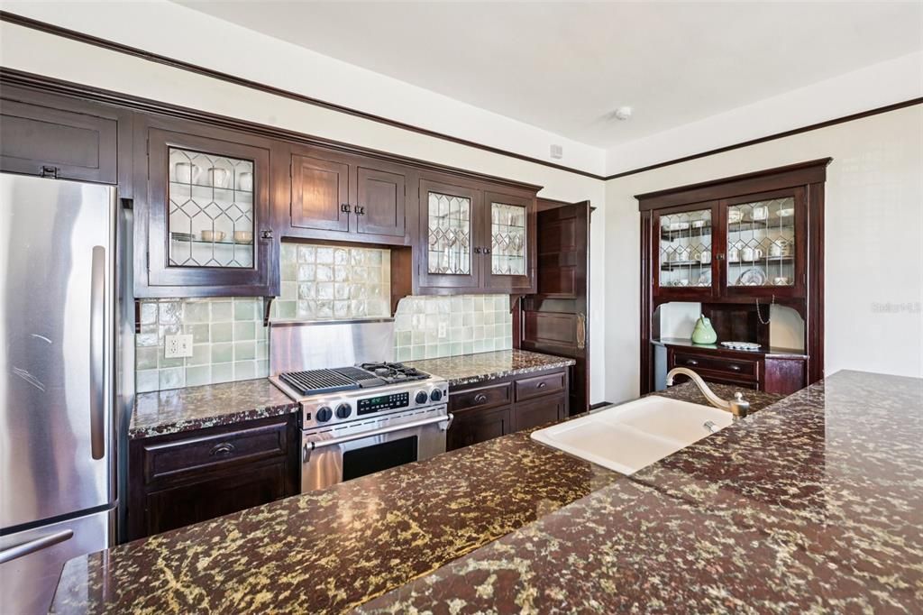 For Sale: $2,490,000 (6 beds, 5 baths, 3999 Square Feet)