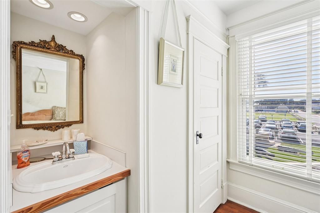 For Sale: $2,490,000 (6 beds, 5 baths, 3999 Square Feet)