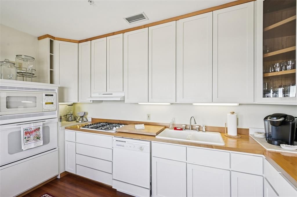 For Sale: $2,490,000 (6 beds, 5 baths, 3999 Square Feet)