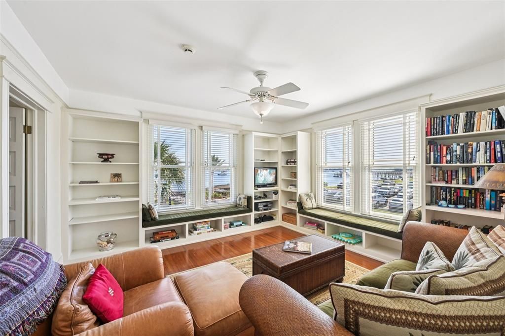 For Sale: $2,490,000 (6 beds, 5 baths, 3999 Square Feet)