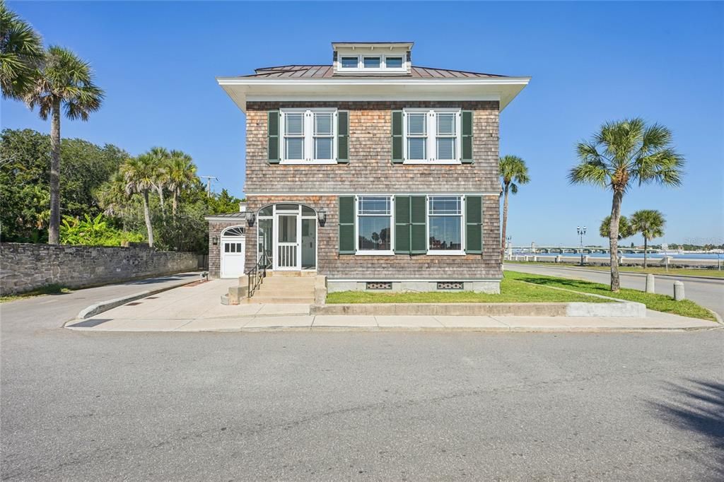 For Sale: $2,490,000 (6 beds, 5 baths, 3999 Square Feet)