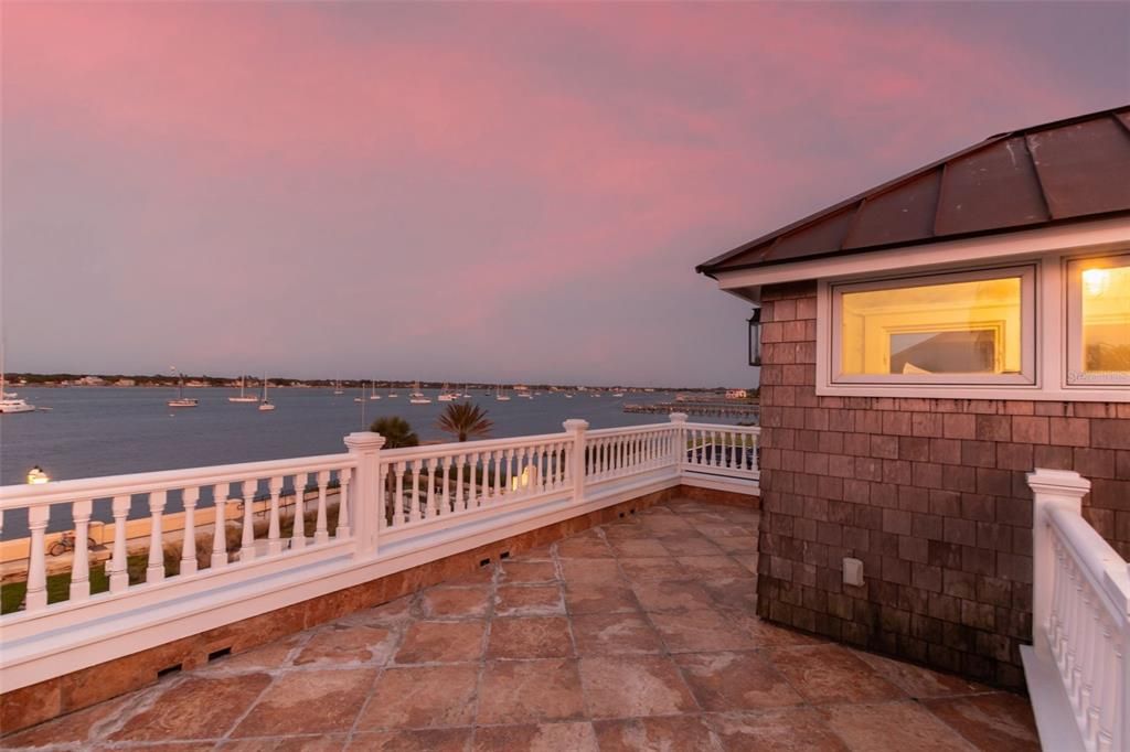 For Sale: $2,490,000 (6 beds, 5 baths, 3999 Square Feet)