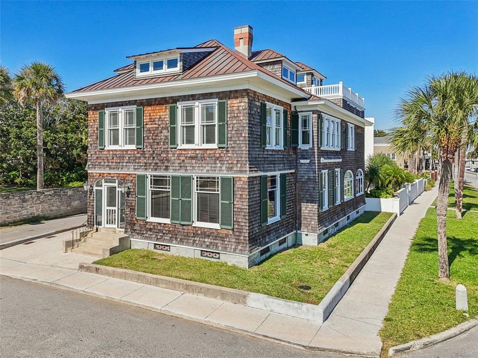 For Sale: $2,490,000 (6 beds, 5 baths, 3999 Square Feet)