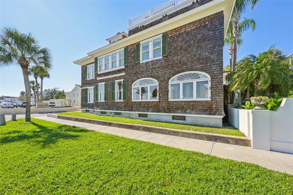 For Sale: $2,490,000 (6 beds, 5 baths, 3999 Square Feet)