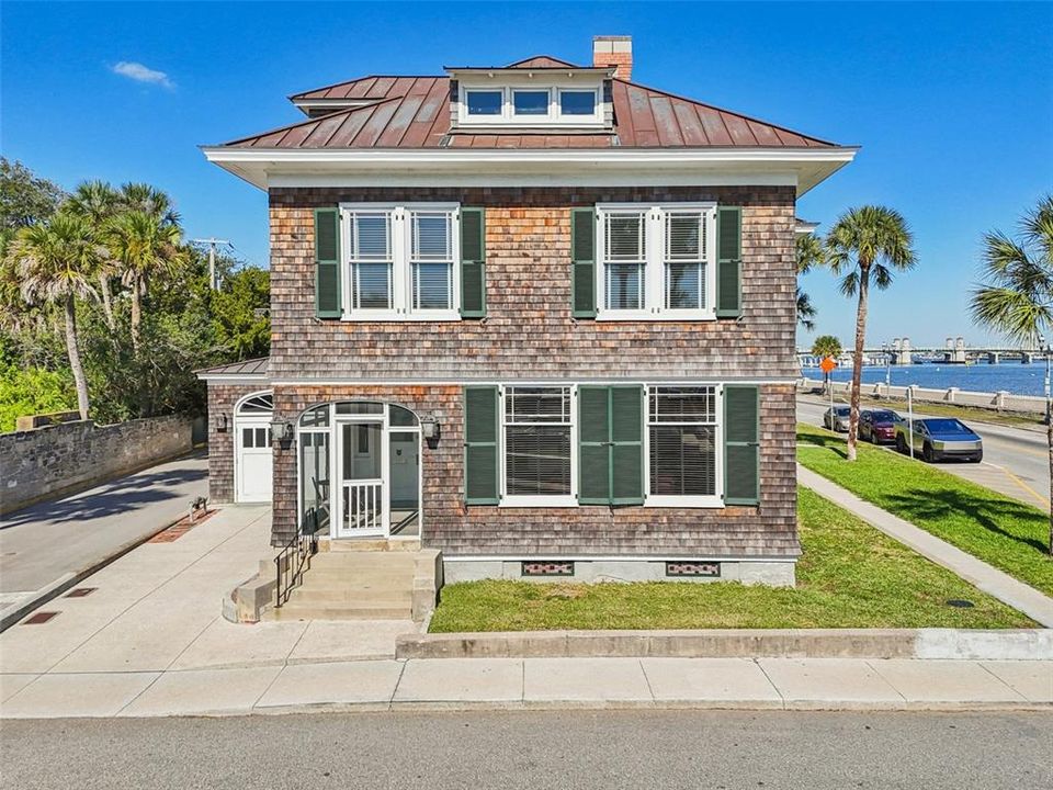 For Sale: $2,490,000 (6 beds, 5 baths, 3999 Square Feet)