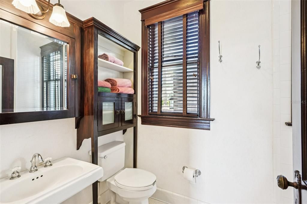 For Sale: $2,490,000 (6 beds, 5 baths, 3999 Square Feet)