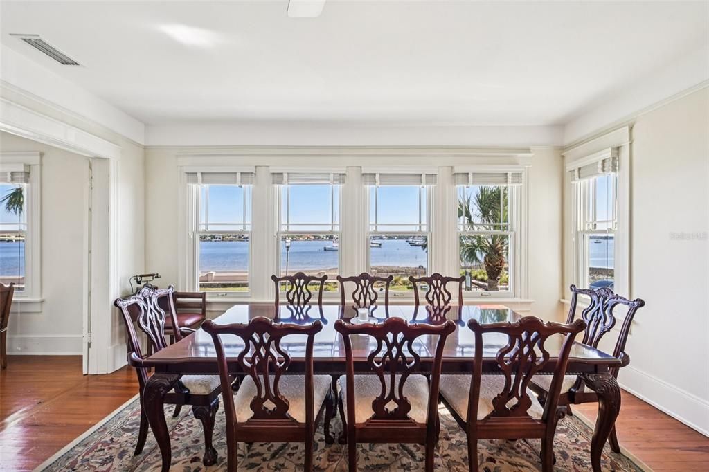 For Sale: $2,490,000 (6 beds, 5 baths, 3999 Square Feet)