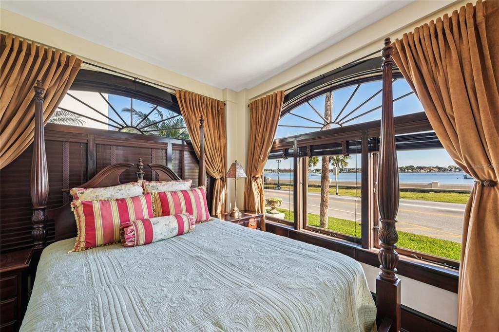 For Sale: $2,490,000 (6 beds, 5 baths, 3999 Square Feet)