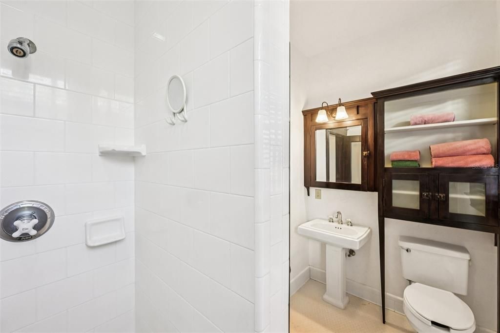 For Sale: $2,490,000 (6 beds, 5 baths, 3999 Square Feet)