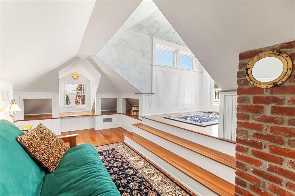 For Sale: $2,490,000 (6 beds, 5 baths, 3999 Square Feet)