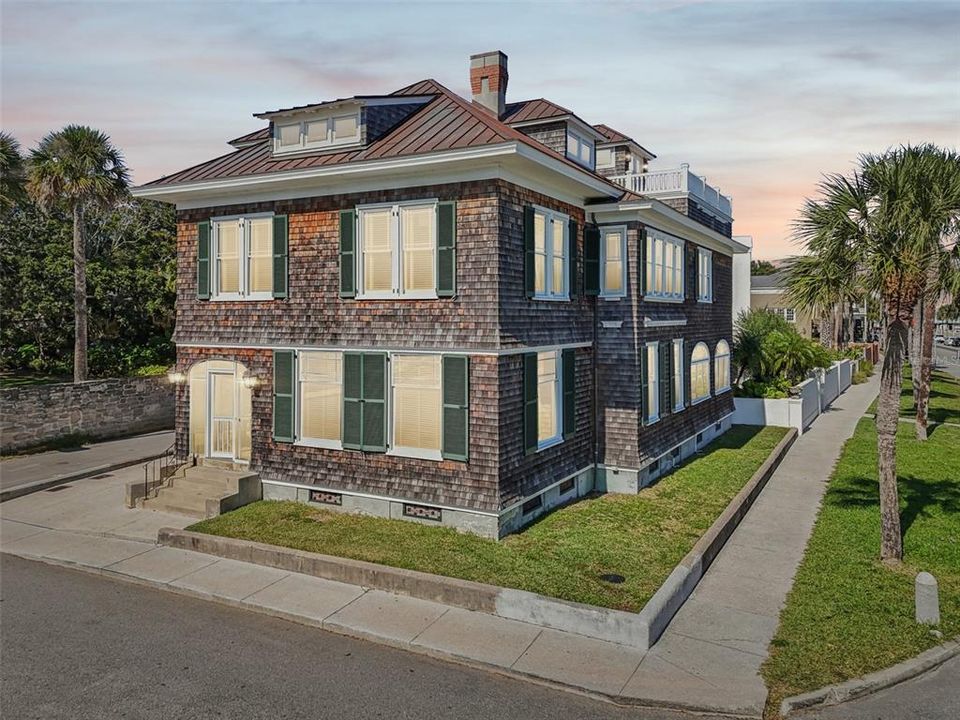 For Sale: $2,490,000 (6 beds, 5 baths, 3999 Square Feet)