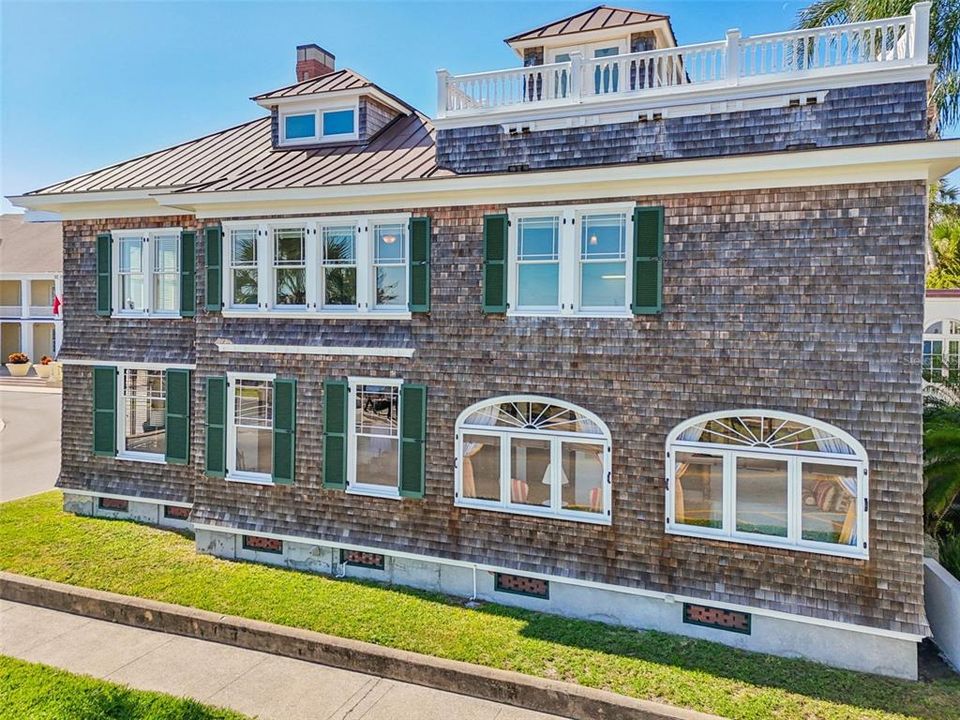 For Sale: $2,490,000 (6 beds, 5 baths, 3999 Square Feet)