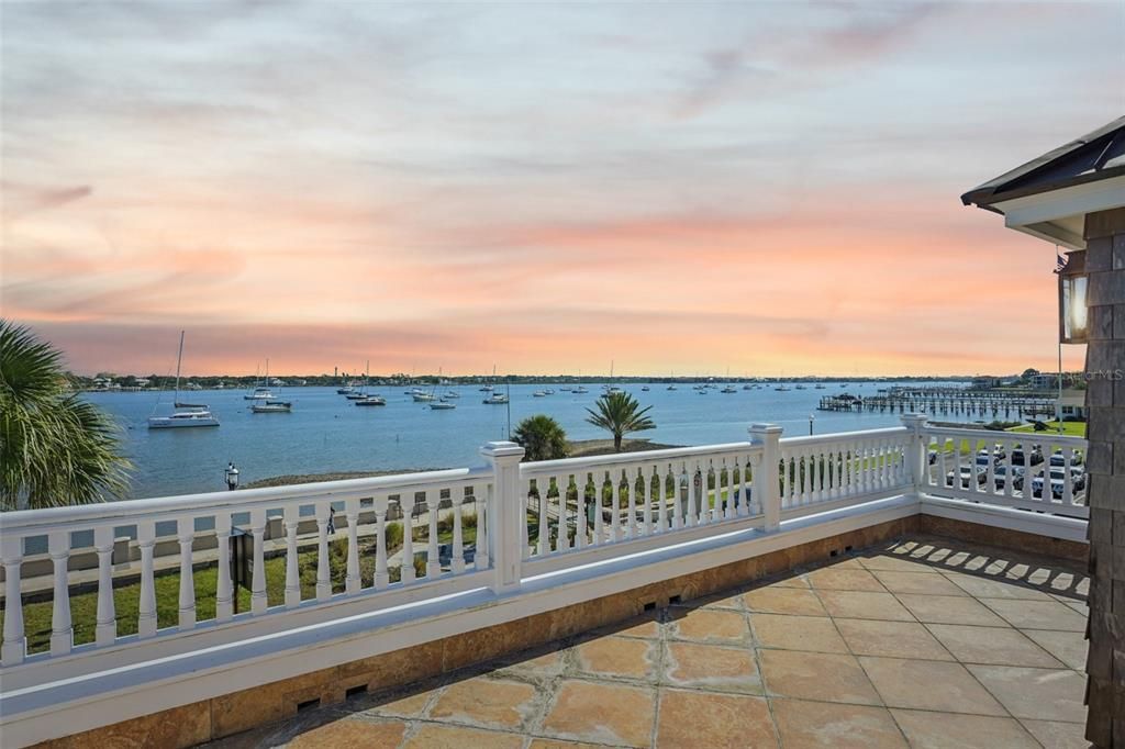 For Sale: $2,490,000 (6 beds, 5 baths, 3999 Square Feet)