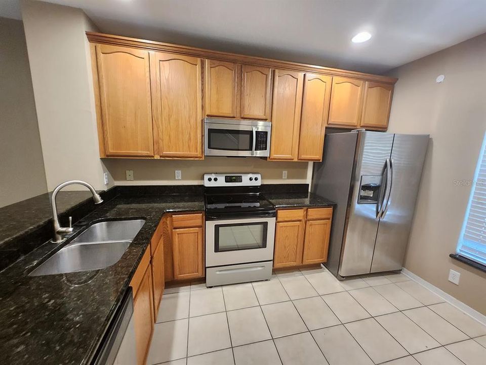 For Sale: $250,000 (2 beds, 2 baths, 1071 Square Feet)