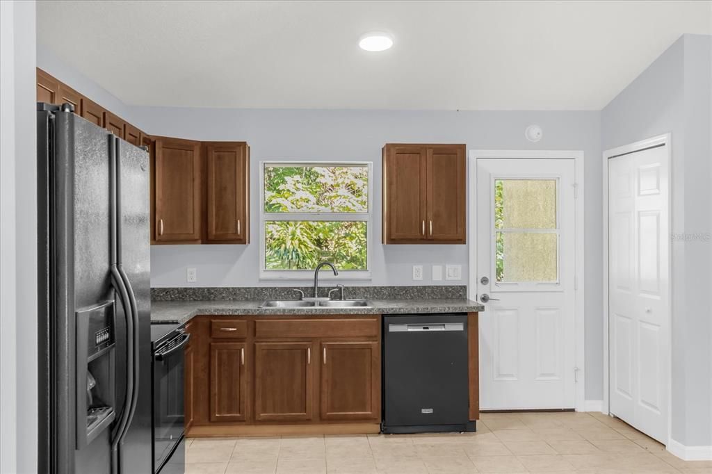 For Sale: $297,000 (2 beds, 2 baths, 1027 Square Feet)