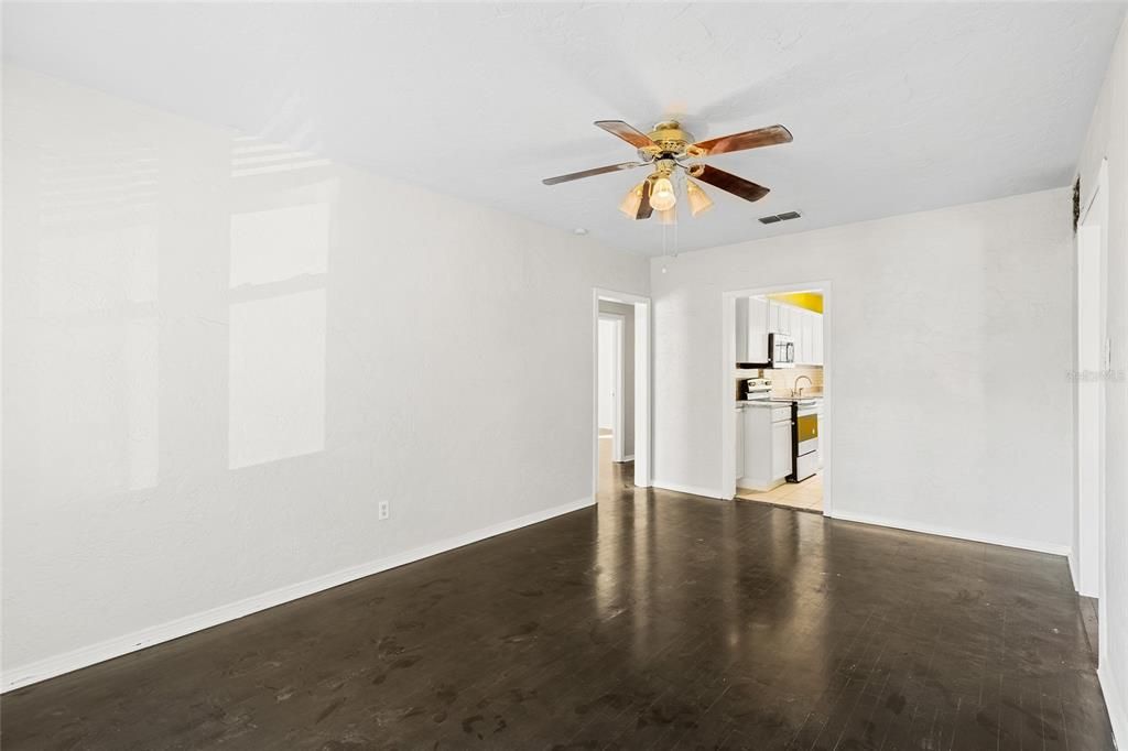 For Sale: $195,000 (3 beds, 1 baths, 1328 Square Feet)