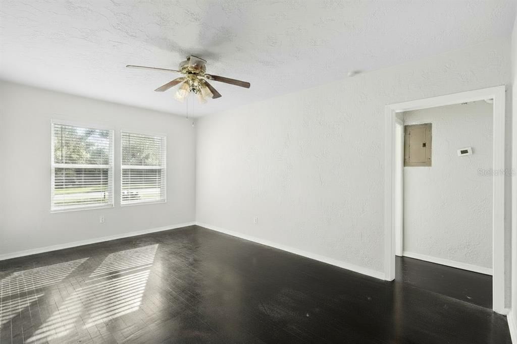 For Sale: $195,000 (3 beds, 1 baths, 1328 Square Feet)