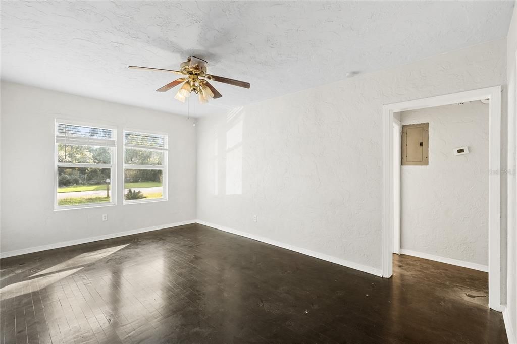 For Sale: $195,000 (3 beds, 1 baths, 1328 Square Feet)