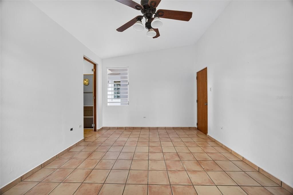 En Venta: $1,495,000 (6 camas, 4 baños, 2800 Pies cuadrados)