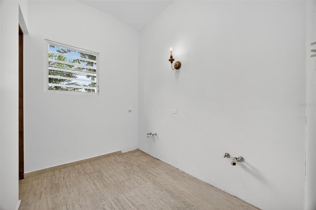 En Venta: $1,495,000 (6 camas, 4 baños, 2800 Pies cuadrados)