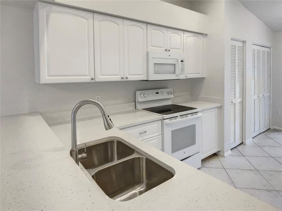 For Sale: $196,000 (2 beds, 2 baths, 1269 Square Feet)