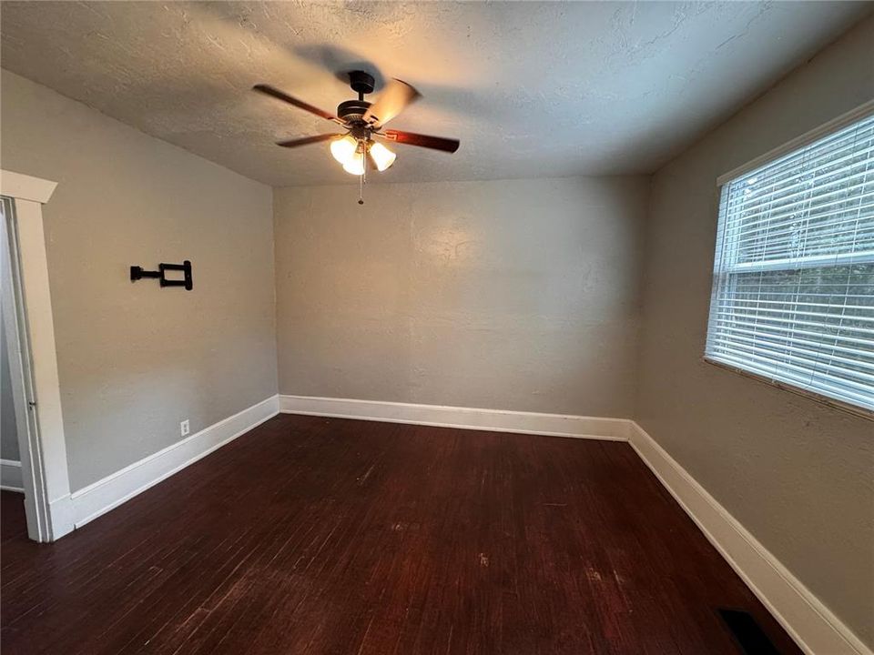 出租: $1,550 (3 贝兹, 1 浴室, 1329 平方英尺)