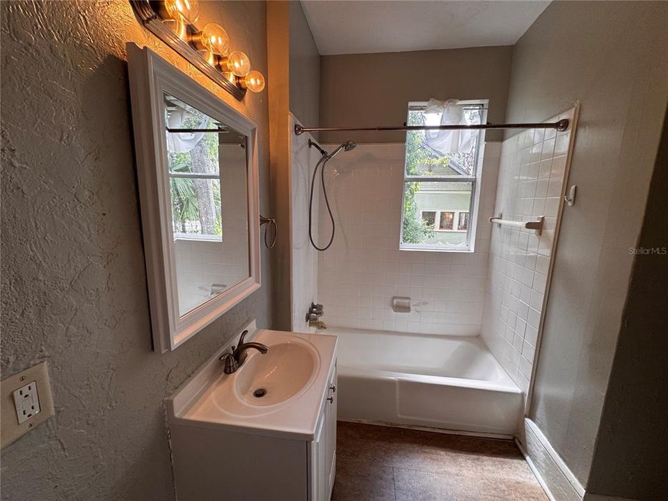 出租: $1,550 (3 贝兹, 1 浴室, 1329 平方英尺)