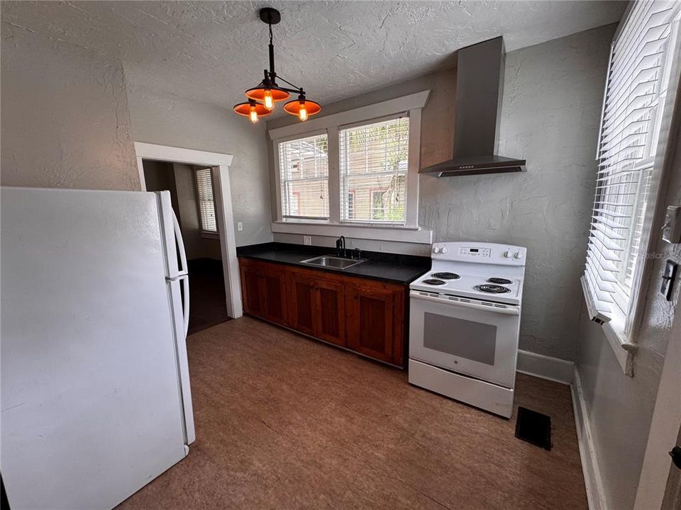 出租: $1,550 (3 贝兹, 1 浴室, 1329 平方英尺)