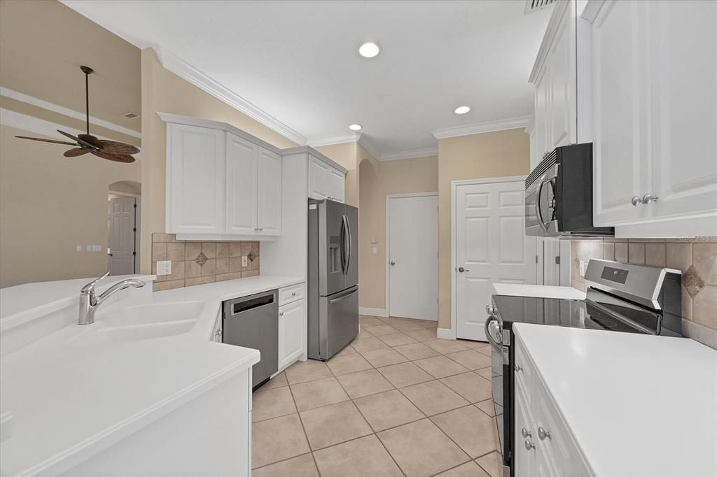 Под контрактом: $640,000 (3 спален, 2 ванн, 1889 Квадратных фут)