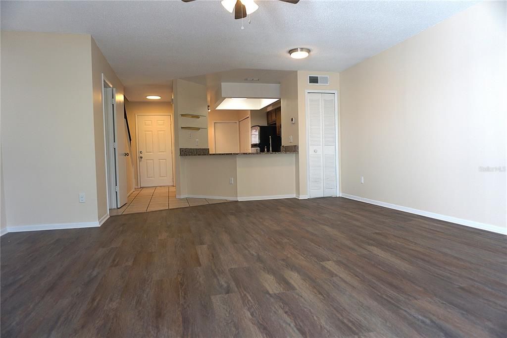 出租: $1,925 (2 贝兹, 2 浴室, 1228 平方英尺)