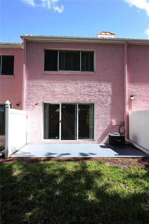 出租: $1,925 (2 贝兹, 2 浴室, 1228 平方英尺)