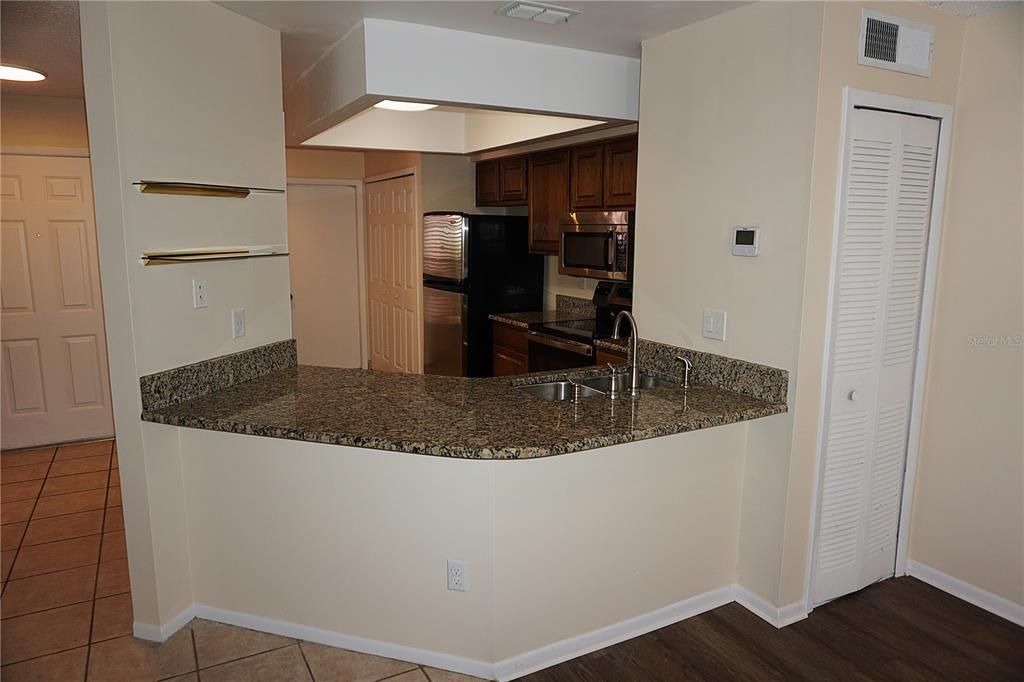 出租: $1,925 (2 贝兹, 2 浴室, 1228 平方英尺)