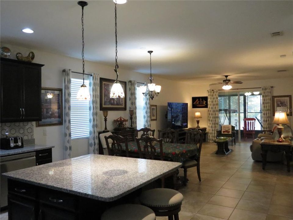 待售: $425,000 (4 贝兹, 2 浴室, 2064 平方英尺)