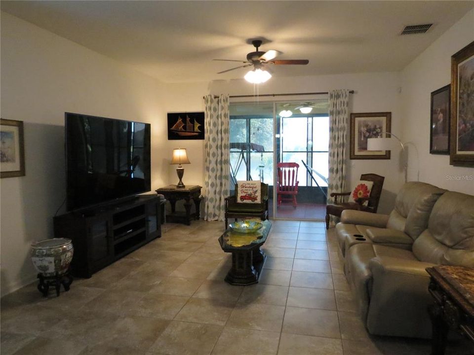 待售: $425,000 (4 贝兹, 2 浴室, 2064 平方英尺)