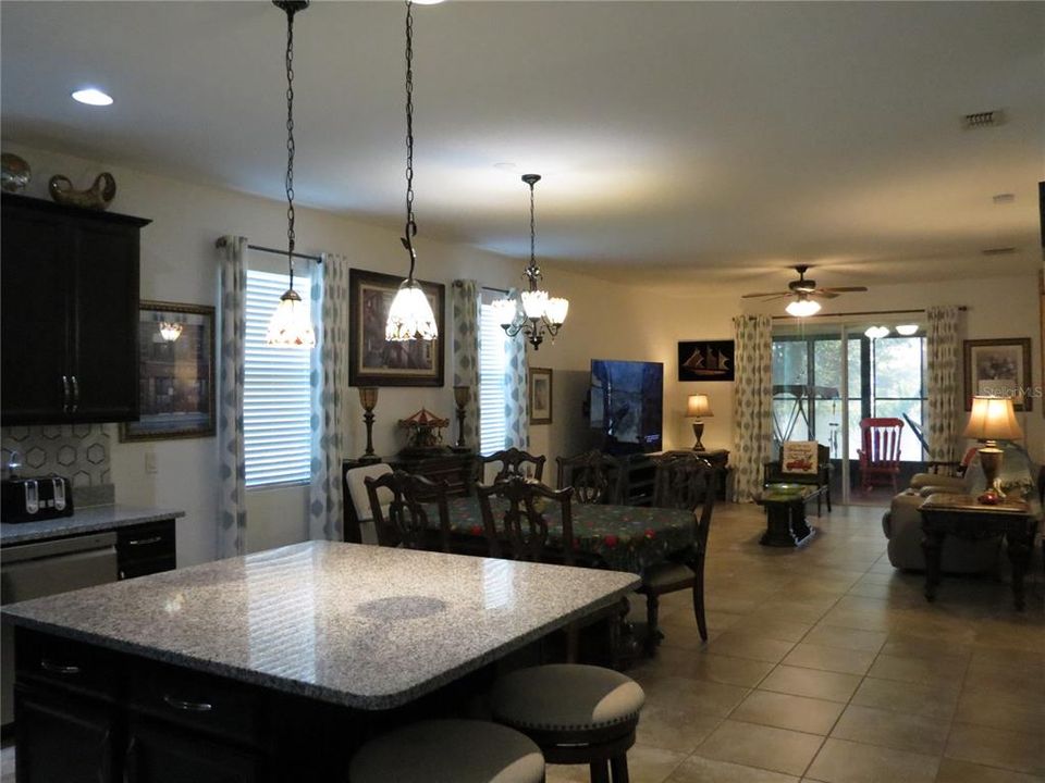 待售: $425,000 (4 贝兹, 2 浴室, 2064 平方英尺)