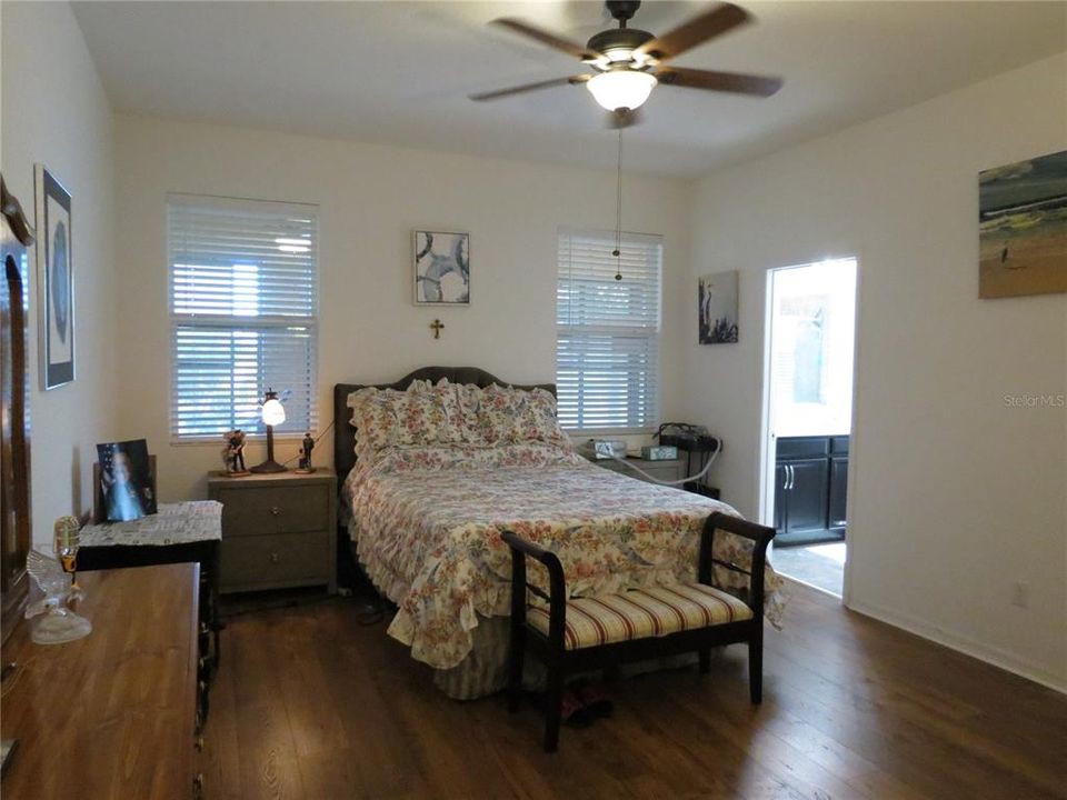 待售: $425,000 (4 贝兹, 2 浴室, 2064 平方英尺)