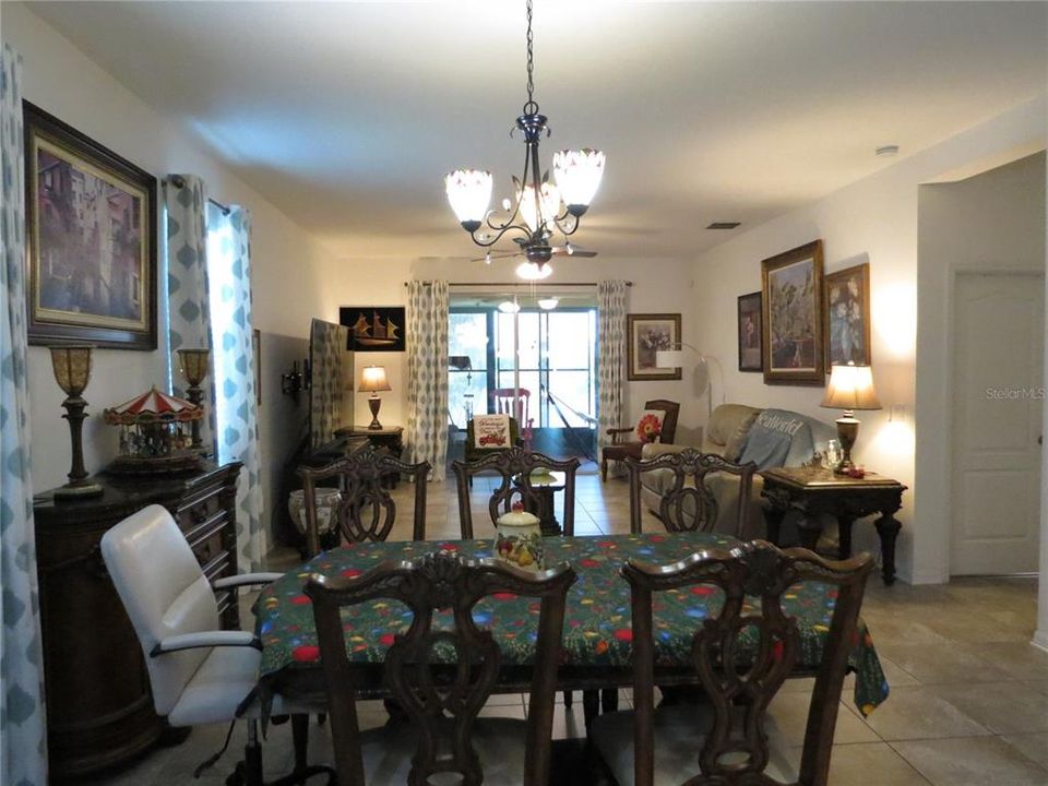 待售: $425,000 (4 贝兹, 2 浴室, 2064 平方英尺)