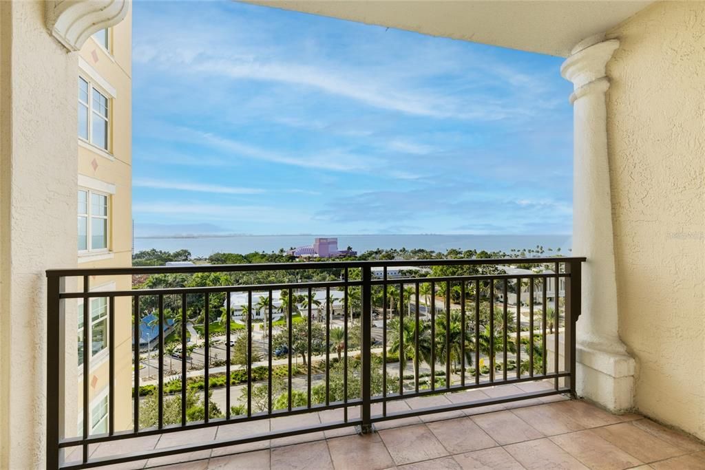 For Sale: $575,000 (1 beds, 1 baths, 815 Square Feet)