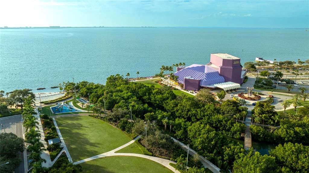 For Sale: $575,000 (1 beds, 1 baths, 815 Square Feet)