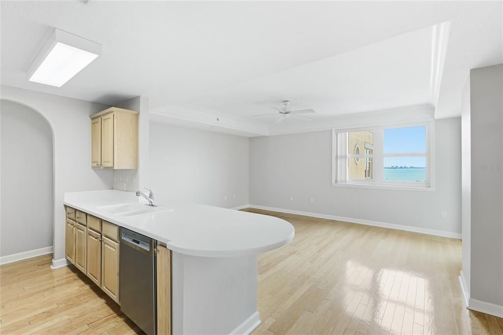 For Sale: $575,000 (1 beds, 1 baths, 815 Square Feet)