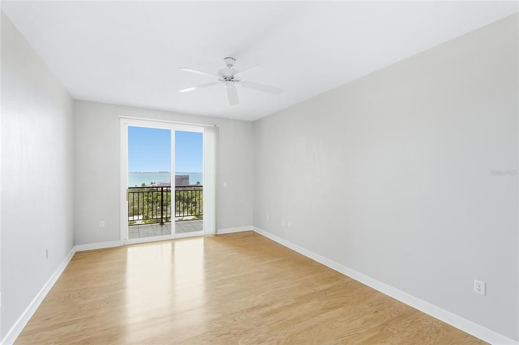 For Sale: $575,000 (1 beds, 1 baths, 815 Square Feet)