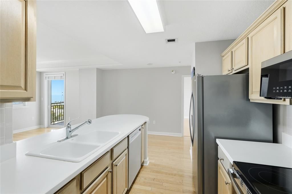 For Sale: $575,000 (1 beds, 1 baths, 815 Square Feet)