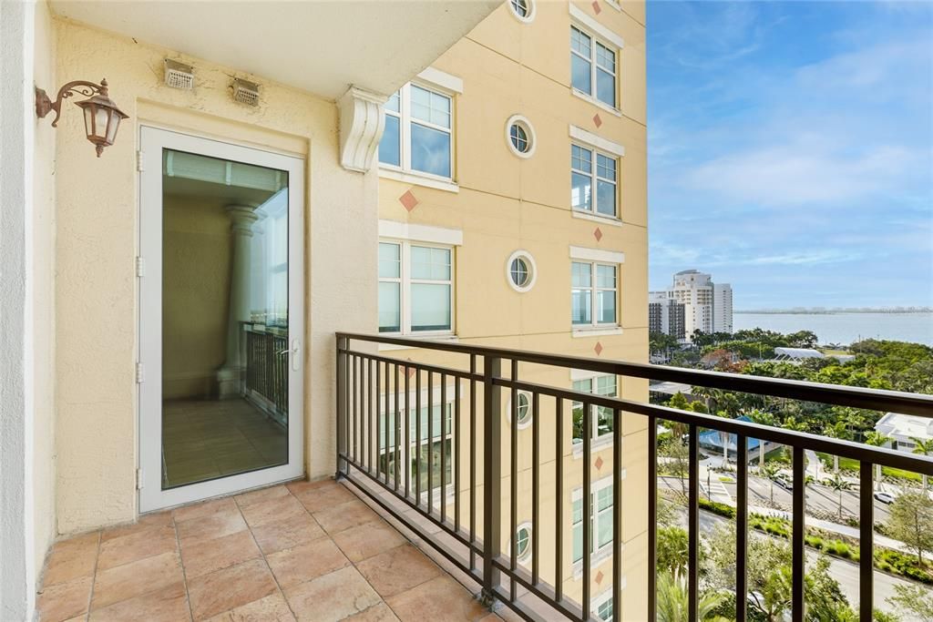 For Sale: $575,000 (1 beds, 1 baths, 815 Square Feet)